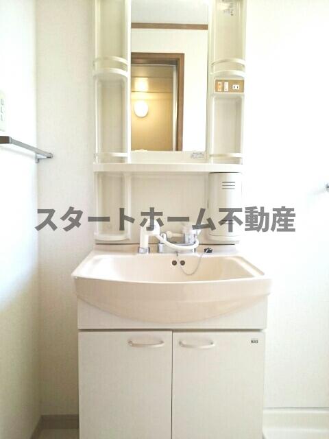 洗面設備　明るい洗面所です