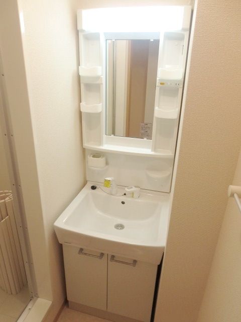 洗面設備　★白く輝くシャンプードレッサー★