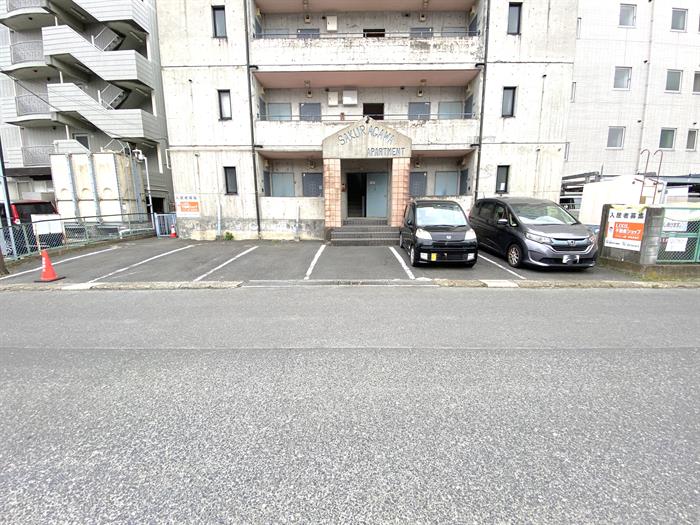 駐車場　建物前に6区画分あります