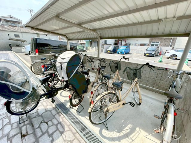 駐車場　敷地内には入居者専用の駐輪スペースもあります。