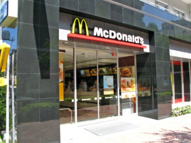 飲食店　マクドナルド　西新宿店（飲食店）まで475m