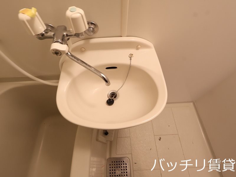 洗面設備　画像は別号室タイプの為現状を優先致します。