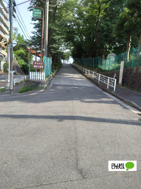 中学校　横浜市立岡村中学校（中学校）まで614m