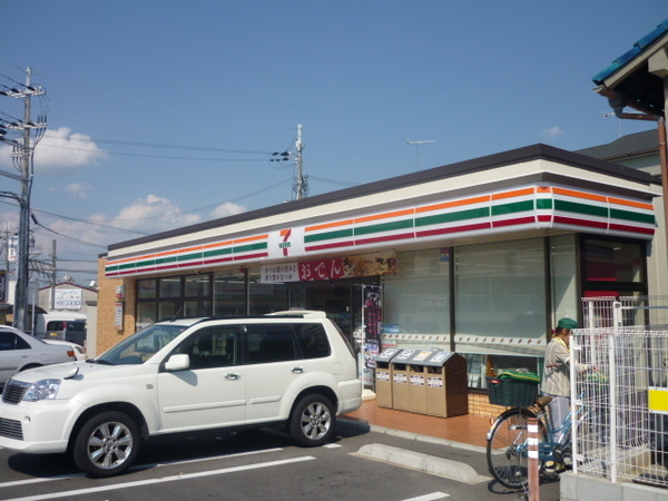 コンビニ　セブンイレブン明石西江井が島駅前店（コンビニ）まで826m