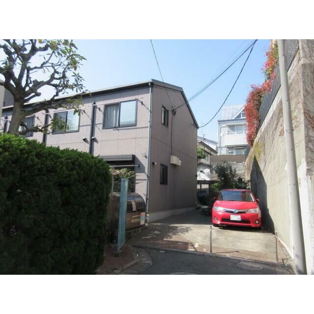 建物外観　閑静な高級住宅街エリアに立地する広い敷地内の戸建感覚の共同住