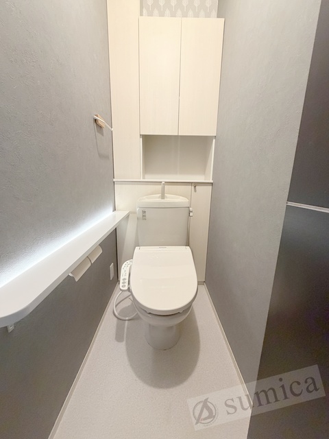 トイレ　人気アイテムの温水洗浄便座。清潔感のあるトイレです。