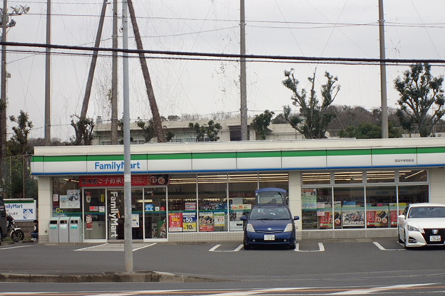コンビニ　ファミリーマート 深谷中学校前店（コンビニ）まで841m