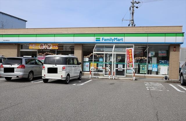 コンビニ　ファミリーマート（コンビニ）まで512m
