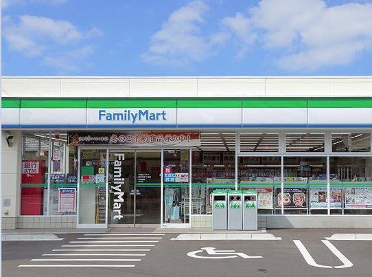 コンビニ　ファミリーマート藤原東二見店（コンビニ）まで292m