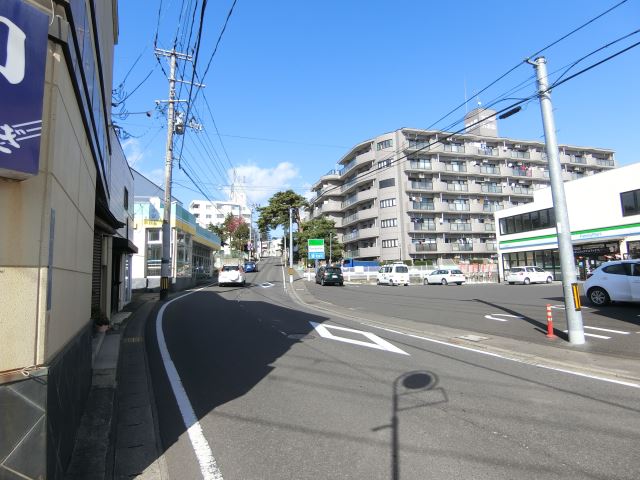 コンビニ　ファミリーマート（コンビニ）まで900m