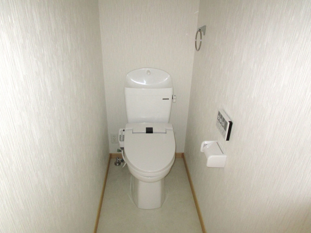 トイレ　温水洗浄便座です