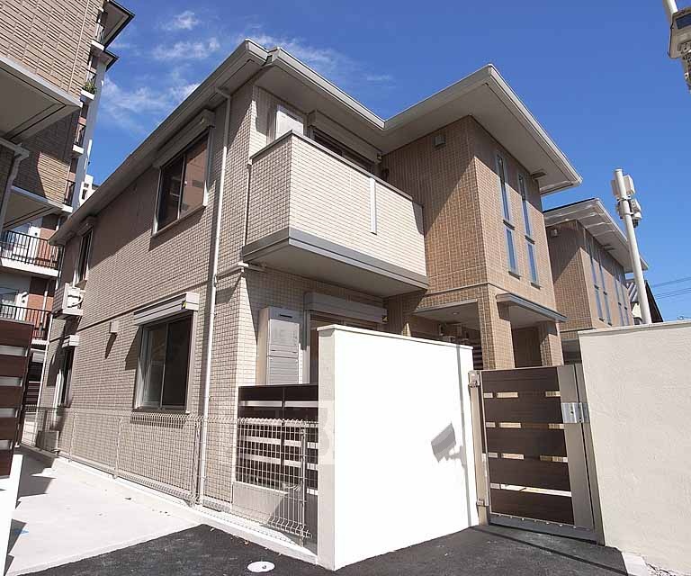 建物外観　可愛らしい色合いのハイツです。