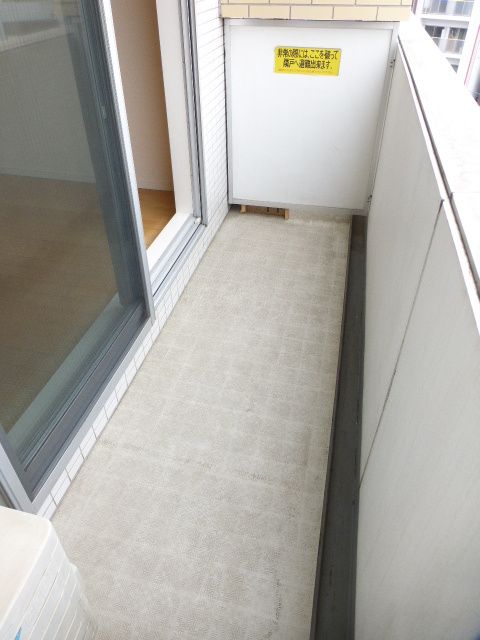 バルコニー　暖かな日差しのふりそそぐバルコニー