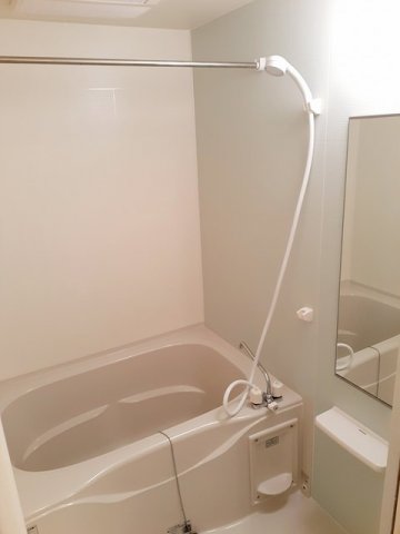 バス・シャワールーム　コンパクトで使いやすいお風呂です