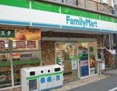 コンビニ　ファミリーマート目白三丁目店（コンビニ）まで390m