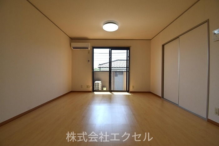 居室・リビング　エアコン完備の明るい室内です。