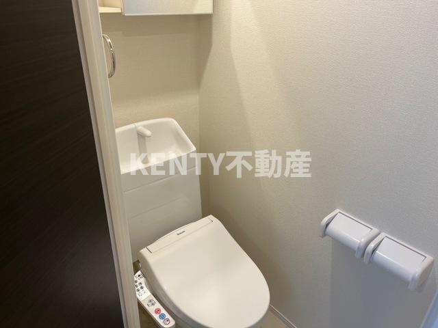 トイレ　落ち着いた色調のトイレです