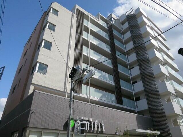 建物外観　鉄筋コンクリート造のがっちりとした建物。