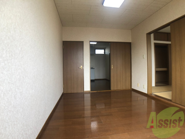 居室・リビング　６帖の洋室です。広々として、きれいですね。