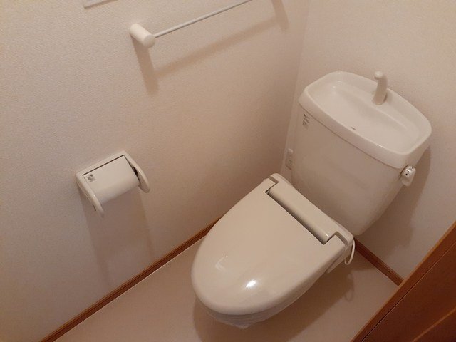 トイレ　落ち着いた色調のトイレです