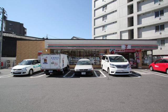 コンビニ　ファミリーマート（コンビニ）まで170m