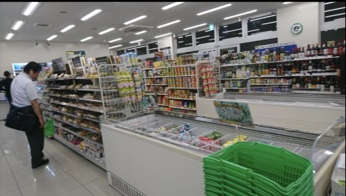 コンビニ　ファミリーマート 新宿アイタウン店（コンビニ）まで233m