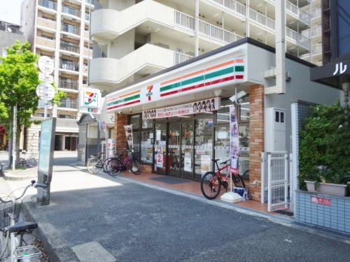 コンビニ　セブンイレブン大阪東淀川駅前店【西淡路1丁目】（コンビニ）まで241m