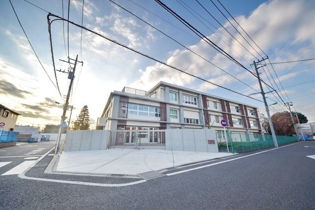 小学校　喜多見小学校（小学校）まで721m