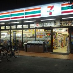 コンビニ　セブンイレブン熊の前店（コンビニ）まで405m