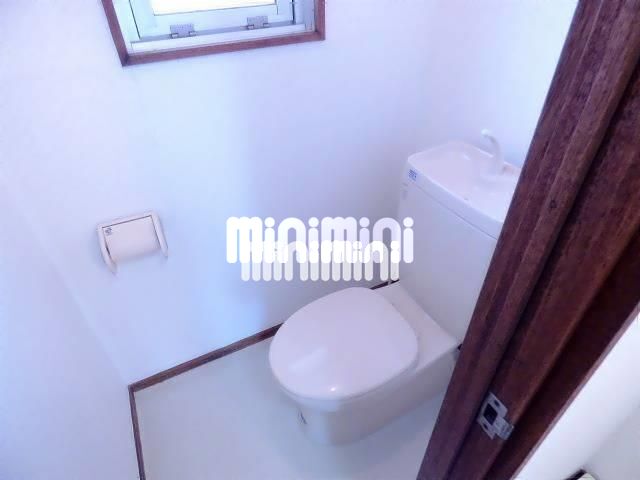 トイレ　窓付きのトイレです