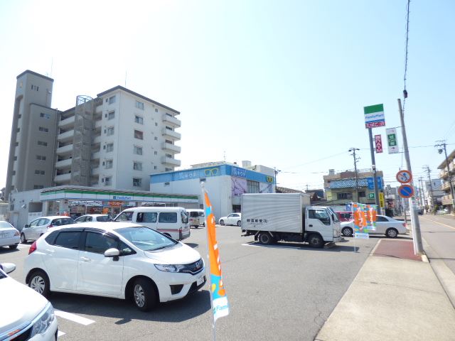 コンビニ　ファミリーマート（コンビニ）まで120m