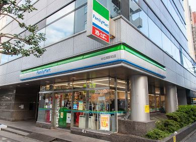 コンビニ　ファミリーマート 中目黒駅前店（コンビニ）まで595m
