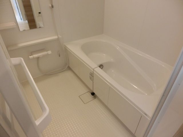 バス・シャワールーム　ゆったりとした一坪の浴室は魅力的です
