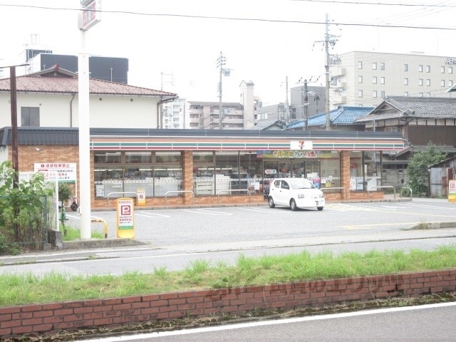 コンビニ　セブンイレブン彦根駅前店（コンビニ）まで550m