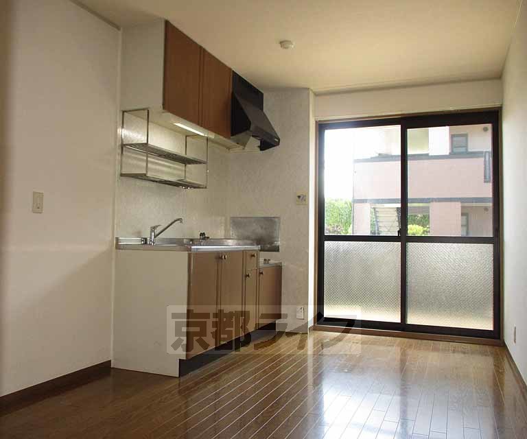 居室・リビング　採光あるダイニングキッチン。