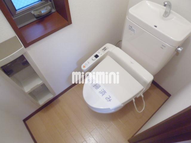 トイレ　清潔感のあるウォシュレット付きのトイレです