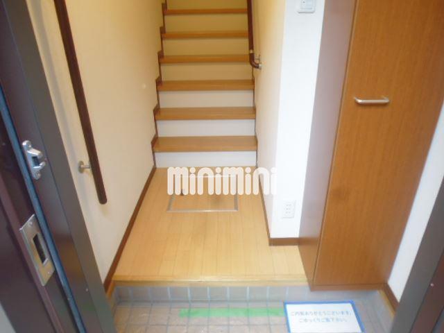玄関　玄関入ってお部屋に繋がる階段を登ります