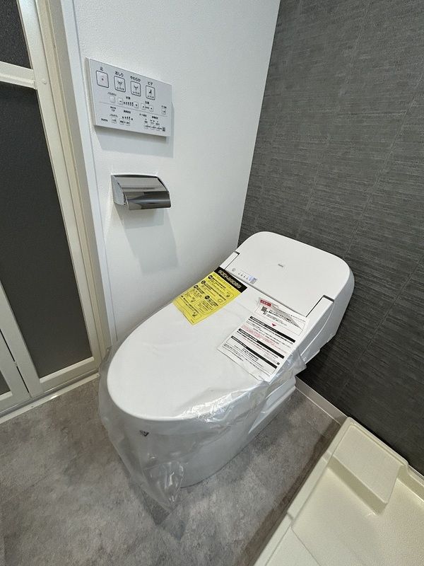 トイレ　落ち着いた色調のトイレです