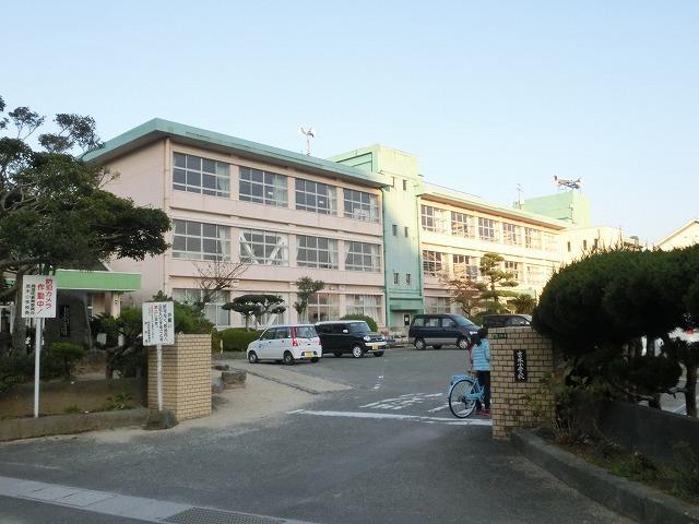小学校　岡垣町立吉木小学校（小学校）まで850m