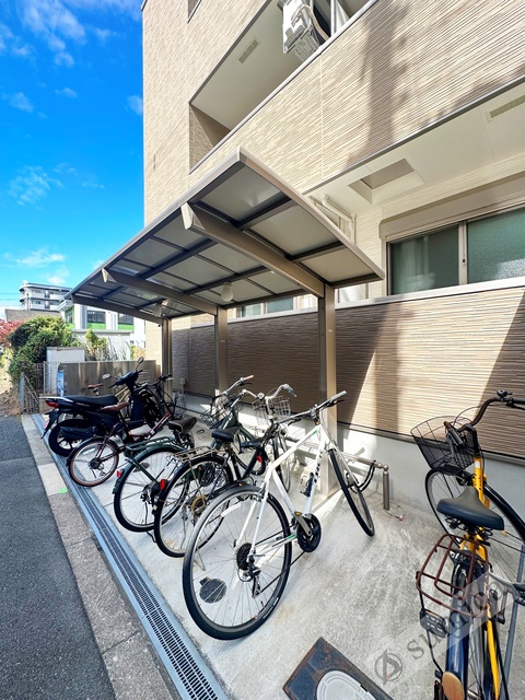 その他共有部分　屋根付き駐輪場。大事な自転車も雨でも安心♪