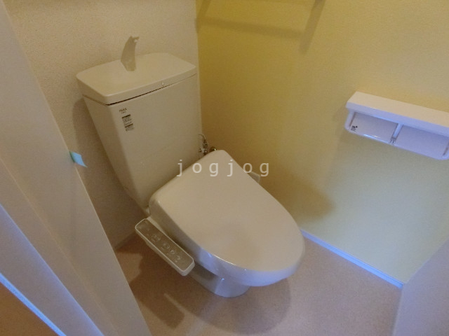 トイレ　嬉しい温水洗浄便座付きのトイレです。
