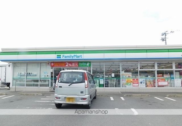 コンビニ　ファミリーマート（コンビニ）まで2000m