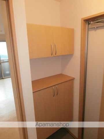 ＪＲ山陽本線 広島駅 バス乗車時間：13分 最寄りバス停で下車 徒歩3分 3階建 築17年の玄関写真