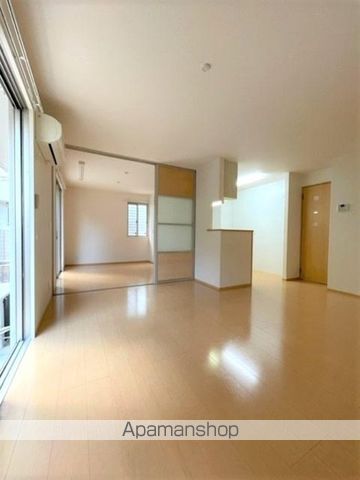 ＪＲ山陽本線 広島駅 バス乗車時間：13分 最寄りバス停で下車 徒歩3分 3階建 築17年の居間写真