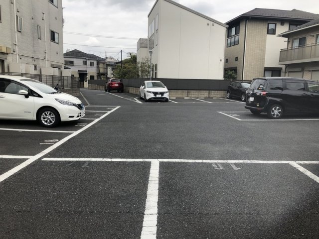 駐車場　駐車場に車を止められます