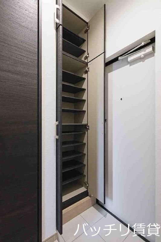 玄関　＊画像は同型タイプの為、現状優先致します