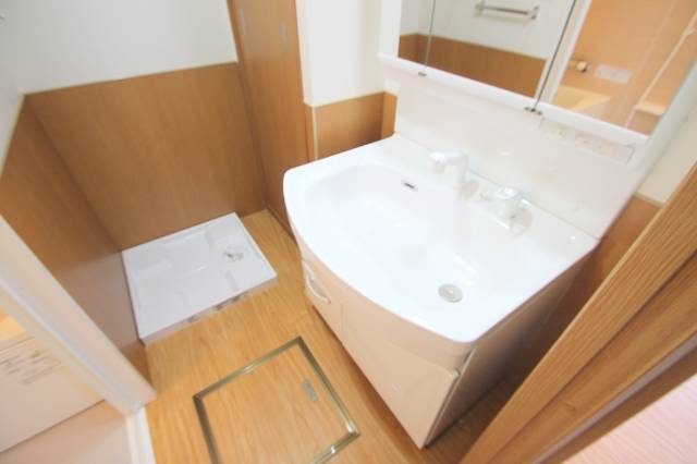 洗面設備　参考写真。現況優先と致します。