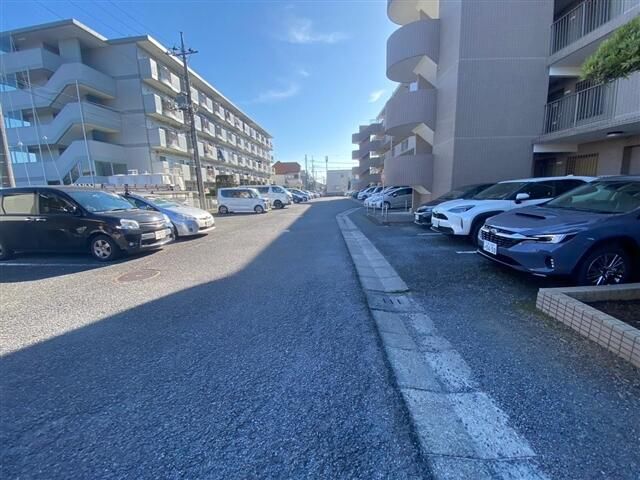 駐車場　駐車場があるので、車を買う予定の方も安心です