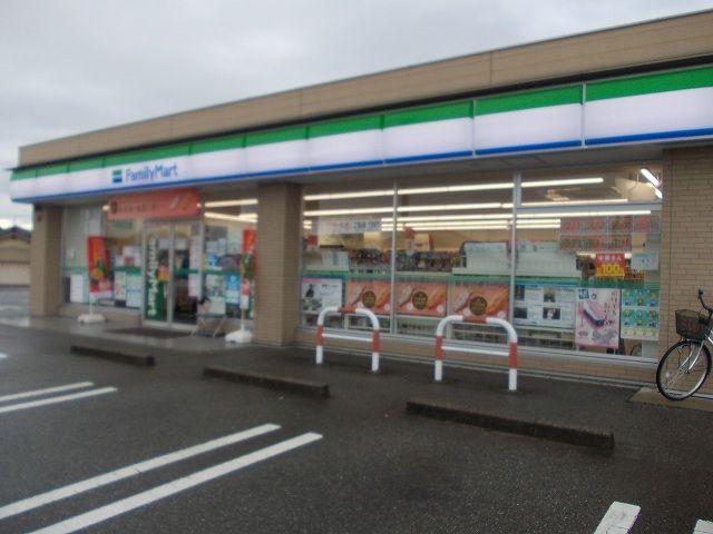 コンビニ　ファミリーマート（コンビニ）まで100m