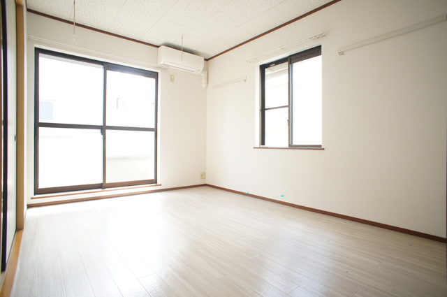 居室・リビング　２面採光なので、明るく風通しのよい過ごしやすいお部屋です♪